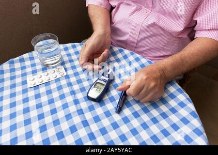 Blutzuckermessung am Finger Stockfoto