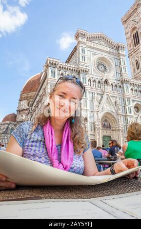 Ein Tourist, der auf die Mittagsmenüs auf der Piazza del Duomo in Florenz, Italien blickt. Stockfoto