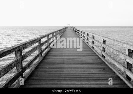 Focus Pier Schönberger Strand Ostsee Deutschland in schwarz-weiß Stockfoto