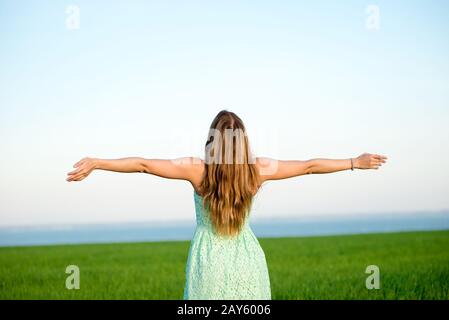 Glück Frau Aufenthalt im Freien unter Sonnenlicht Sonnenuntergang Stockfoto