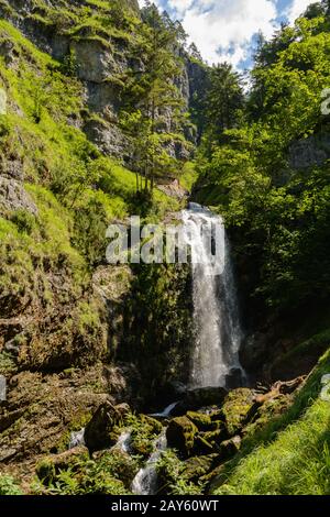 Romantische Landschaft mit Wasserfall - Österreich Stockfoto