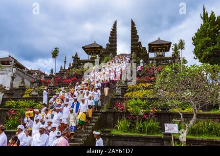 BALI INDONESIA - 26. APRIL: Prayers in Pura Besakih-Tempel am 26. April 2016 auf Bali Island, Indonesien Stockfoto