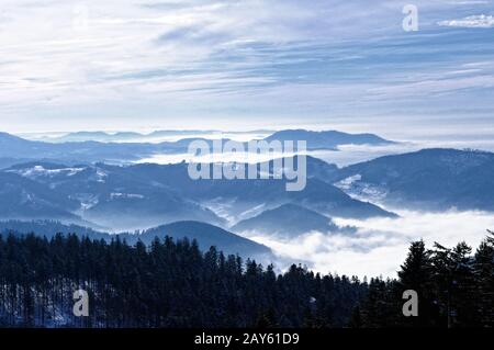 Mummelsee Blick über den winterlichen Schwarzwald, das Oberrheintal und die Vogesen Stockfoto