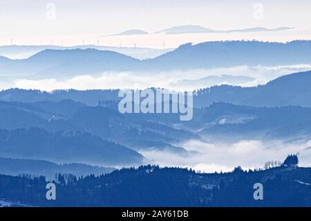 Blick auf den nördlichen Zentralschwarzwald Richtung Feldberg im nebligen Winter Stockfoto