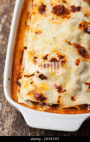 Italienische Lasagne in der Kasserolle Stockfoto