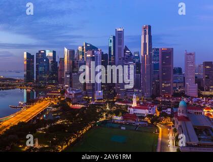 SINGAPUR - 16. APRIL: Skyline der Stadt Singapur und Marina Bay am 16. April 2016 in Singapur Stockfoto