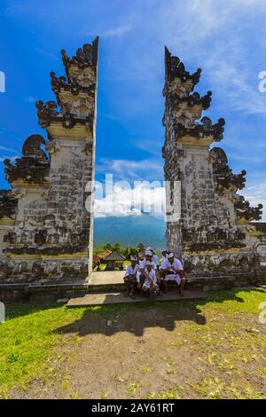 BALI INDONESIA - 27. APRIL: Menschen im Lempuyang-Tempel am 27. April 2016 auf Bali Island, Indonesien Stockfoto