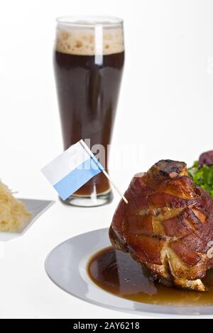 Bayerischer Schweineknauf mit Weizenbier Stockfoto