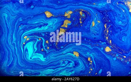 Nächtlicher blauer Himmel mit Sternenimitation. Acrylflüssigkeitskunst in marmorblauem und goldenem Muster. Stockfoto