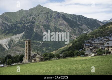 Romanische Kirche aus Dem Zwölften Jahrhundert in Vall de Boi in den spanischen Pyrenäen Stockfoto