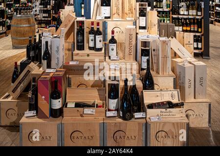 ROM, ITALIEN - 17. FEBRUAR 2019: Italienische erlesene Weine in Eataly, einer der berühmtesten Lebensmittelhallen der Welt. Stockfoto