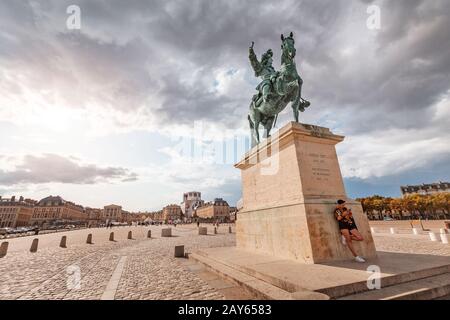 30. juli 2019, Frankreich, Versailles: Reiterstandbild des Königs Ludwig XVI Stockfoto