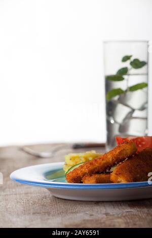 Fischfinger mit Kartoffelsalat Stockfoto