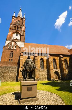 Denkmal von Paul Gerhardt vor St. Moritz Kirche, Mittenwalde, Brandenburg, Deutschland Stockfoto