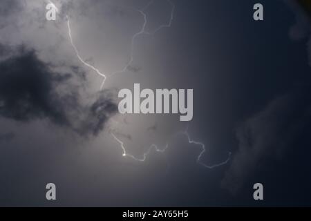 Blitze bei einem schweren Sturm in einem düsteren Himmel Stockfoto