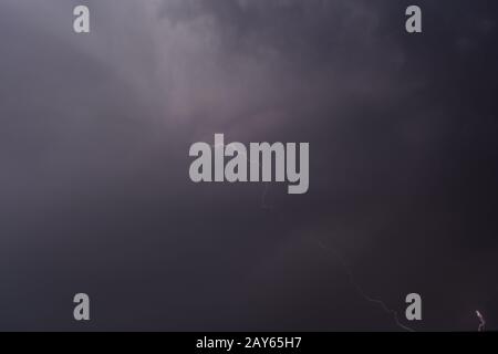 Gewitter mit Blitzschlag am düsteren Himmel Stockfoto