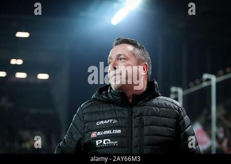 Hamburg, Deutschland. Februar 2020. Fußball: 2. Bundesliga, 22. Spieltag, FC St. Pauli - Dynamo Dresden im Millerntor-Stadion. Vor dem Spiel wird der Dresdner Trainer Markus Kauczinski auf dem Platz stehen. Kredit: Christian Charisius / dpa - WICHTIGER HINWEIS: Gemäß den Vorschriften der DFL Deutsche Fußball Liga und des DFB Deutscher Fußball-Bund ist es untersagt, im Stadion und/oder aus dem fotografierten Spiel in Form von Sequenzbildern und/oder videoähnlichen Fotoserien auszunutzen oder auszunutzen./dpa/Alamy Live News Stockfoto