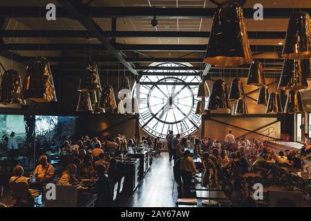 27. Juli 2019, Paris, Frankreich: Berühmte Uhr im Inneren des Orsay Museums Stockfoto