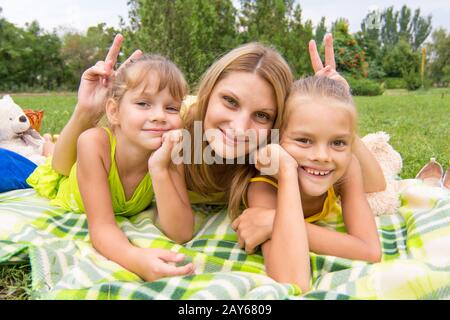 Mutter Hörner und angebotenen zwei Töchter und ein lustiges Aussehen in den Rahmen Stockfoto