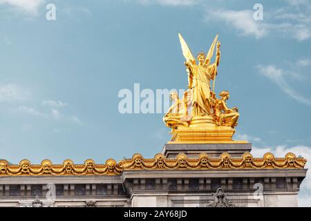 Fassade der Opéra Garnier im historischen Gebäude der Musikakademie von Paris. Sehenswürdigkeiten und kulturelle Unterhaltung in Frankreich Stockfoto