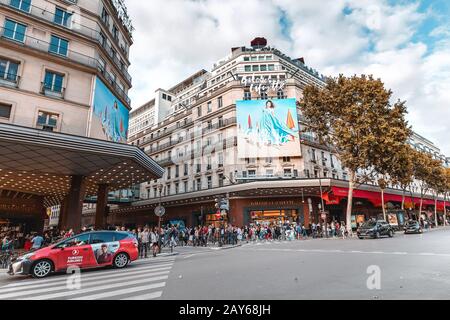 27. Juli 2019, Paris, Frankreich: Die Fassade des berühmten Einkaufszentrums in Paris - Galerie Lafayette. Blick von der Straße Stockfoto