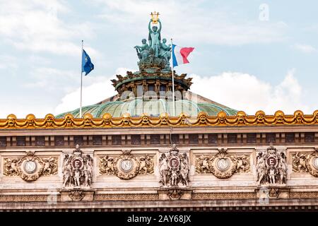 Fassade der Opéra Garnier im historischen Gebäude der Musikakademie von Paris. Sehenswürdigkeiten und kulturelle Unterhaltung in Frankreich Stockfoto