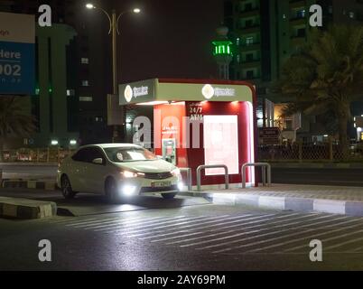 Ajman, VAE - 6. April. 2018. ATM Ajman Bank am Rande der Straße zu verwenden, ohne Auto zu verlassen. Lokale Tradition Stockfoto