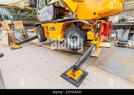 28. Juli 2019, Paris, Frankreich: Hydraulikkran des Baggers auf Asphalt stützen Stockfoto