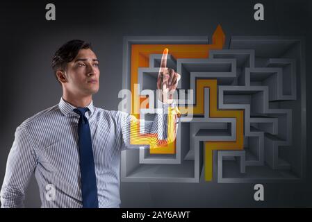 Geschäftsmann mit Labyrinth in schwierigen Situationen-Konzept Stockfoto