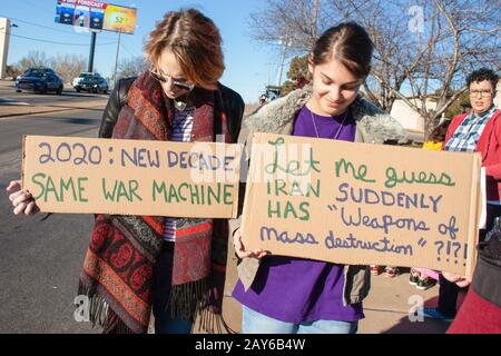 01-04-2020 Tulsa USA - Mutter und Tochter mit Protestzeichen - man sagt, Lassen Sie mich raten - der Iran hat plötzlich Massenvernichtungswaffen Stockfoto