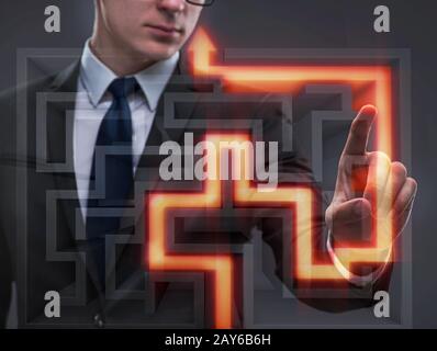 Geschäftsmann mit Labyrinth in schwierigen Situationen-Konzept Stockfoto