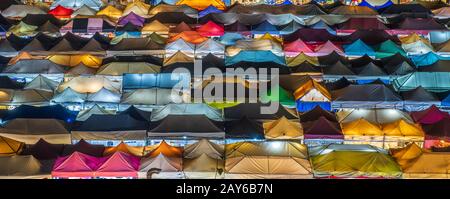 Nachtmarkt mit Blick auf den bunten Zeltladen und die Beleuchtung in Ratchadapisek, Bangkok Thailand Stockfoto