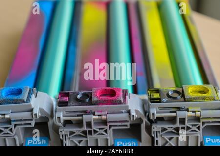Das Farbmodell soll durch die farbige Fixiereinheit eines Laserdruckers dargestellt werden Stockfoto
