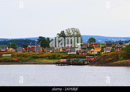 Bunte Cottages auf der Nakholmen Insel im inneren Teil von Oslofjord, in der Gemeinde Oslo. Die Insel hat mehr als 180 Wochenendhäuser Stockfoto