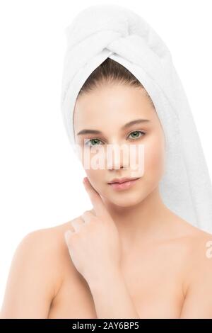 Schöne junge Brünette Frau mit sauberen Gesicht und Handtuch auf den Kopf. Isoliert.