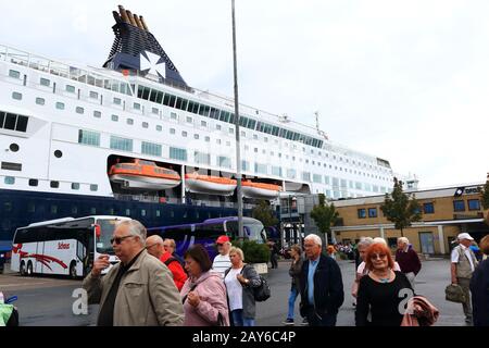 Passagiere, die gerade von der Stena Line Fähre abfahren.Verlassen des Passagierterminals in Oslo, Norwegen.Stena Line ist einer der größten Fährbetreiber Stockfoto