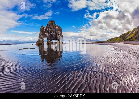 Die Klippe in der Bucht von Hoonah bei Ebbe bei Sonnenuntergang Stockfoto