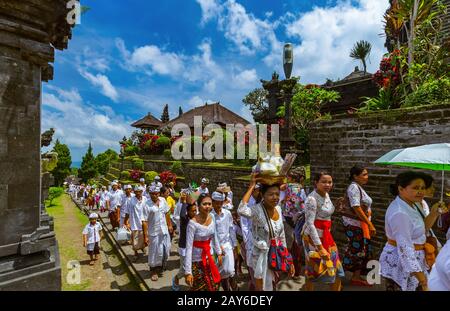 BALI INDONESIA - 26. APRIL: Prayers in Pura Besakih-Tempel am 26. April 2016 auf Bali Island, Indonesien Stockfoto