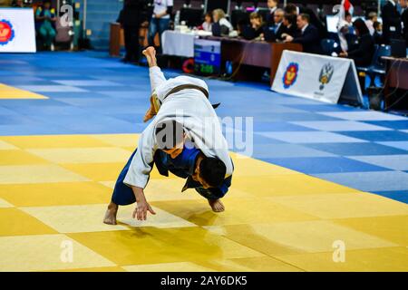 Orenburg, Russland - 21. Oktober 2016: Jungs treten in Judo an Stockfoto