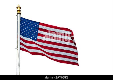 Amerikanische Flagge zeigt US Stars und Streifen, die im Wind vor weißem Hintergrund weht Stockfoto