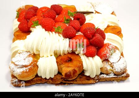 Kuchen mit Erdbeeren mit etwas Creme Fraiche und Windbeutel. Stockfoto