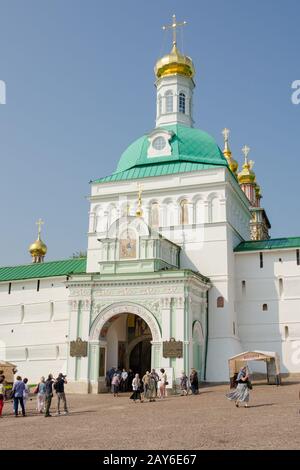 Sergiev Posad - 10. August 2015: Blick auf den Haupteingang, das heilige Tor am Holy Trinity St. Sergius Lavra Stockfoto