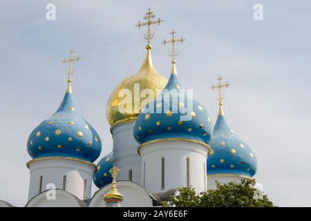 Sergijew Posad - 10. August 2015: Kuppeln der die Himmelfahrts-Kathedrale der Trinity-Sergius Lawra Stockfoto