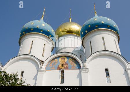 Sergijew Posad - 10. August 2015: Kuppeln der die Himmelfahrts-Kathedrale der Trinity-Sergius Lawra Stockfoto