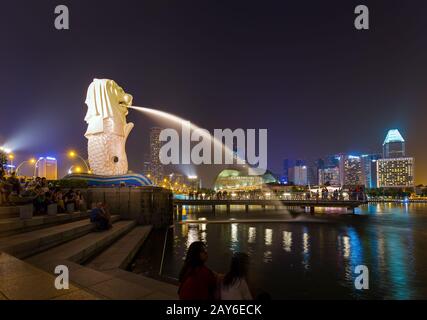 SINGAPUR - 30. APRIL: Merlion Statue Fountain am 30. April 2016 in Singapur Stockfoto