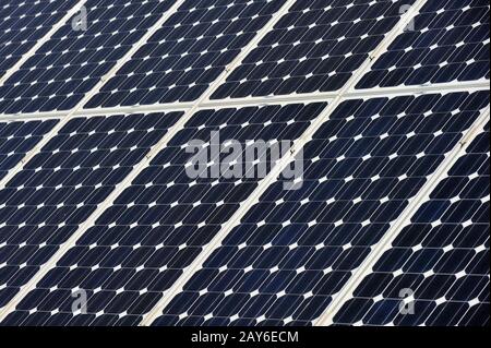 Nahaufnahme von Photovoltaik-Solarzellen am Dach Stockfoto