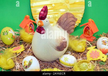 Eine Henne von Ostern mit seiner Küken und Eier auf dem Stroh. Stockfoto