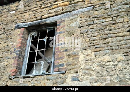 Fenster mit hölzernen Balken mit den Fliesen brechen Stockfoto