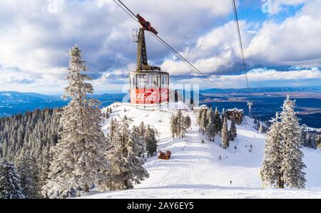 Brasov, Rumänien - 12. Februar 2020: Luftaufnahme der berühmten Skipiste in Poayana Brasov mit der größten Coca Cola-Firma, die auf der Seilbahnreac aufgedruckt ist Stockfoto