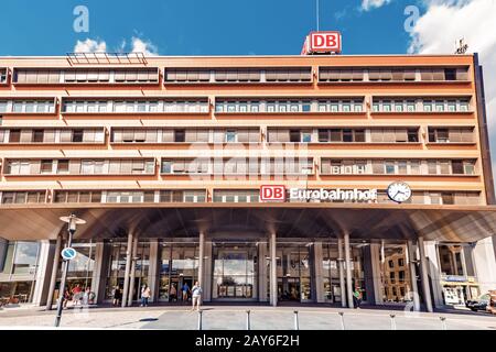 August 2019, Saarbrucken, Deutschland: Zentralbahnbau mit Passagieren Stockfoto